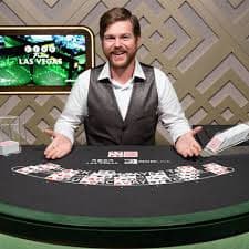 Tampilan meja Lightning Roulette dengan dealer langsung di studio indohoki